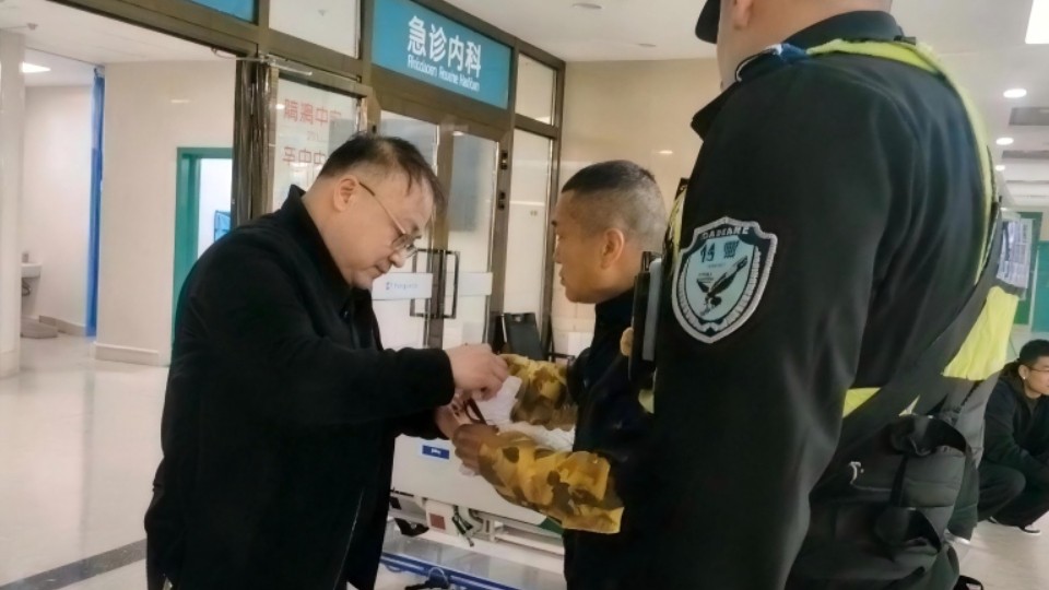 新疆伊宁市公安局：男子手指不慎被锯断 警察紧急护送就医