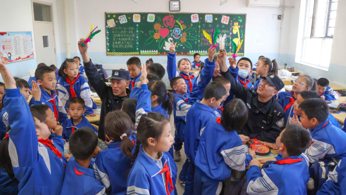 法治宣传进校园 铁警护航助成长