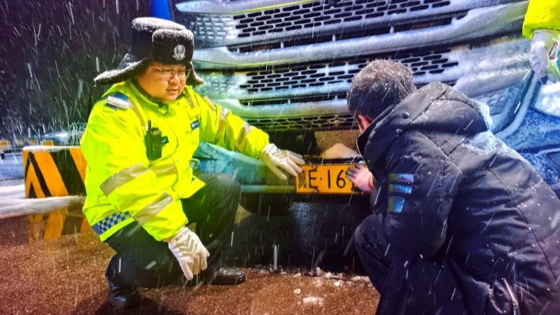 新疆霍尔果斯市公安局交通管理大队全力保障雨雪天气出行平安