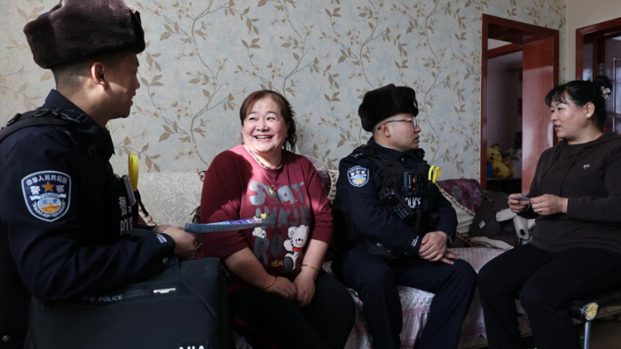 民警“串门”讲反诈