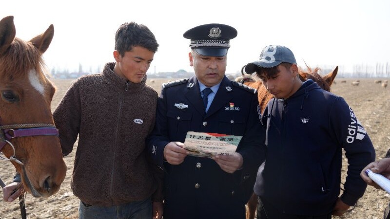 追“锋”不止！——新疆巩留县公安局践行雷锋精神 续写为民篇章