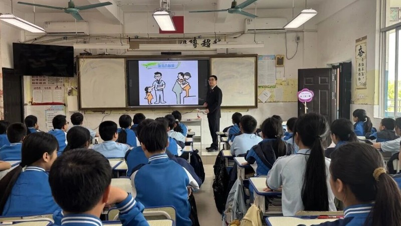 广西龙州县“开学第一课”：法治进校园，未检护成长