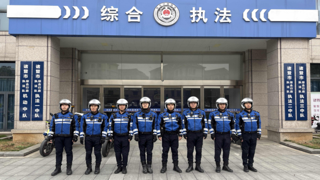 诸暨市综合行政执法局机动中队开展文明养犬宣传 新规明晰违法养犬法律责任