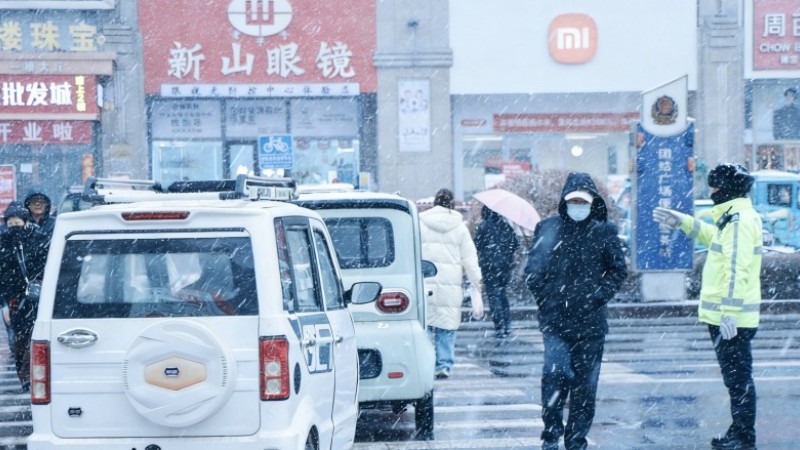 新疆奎屯公安局交警雪天守护不停歇