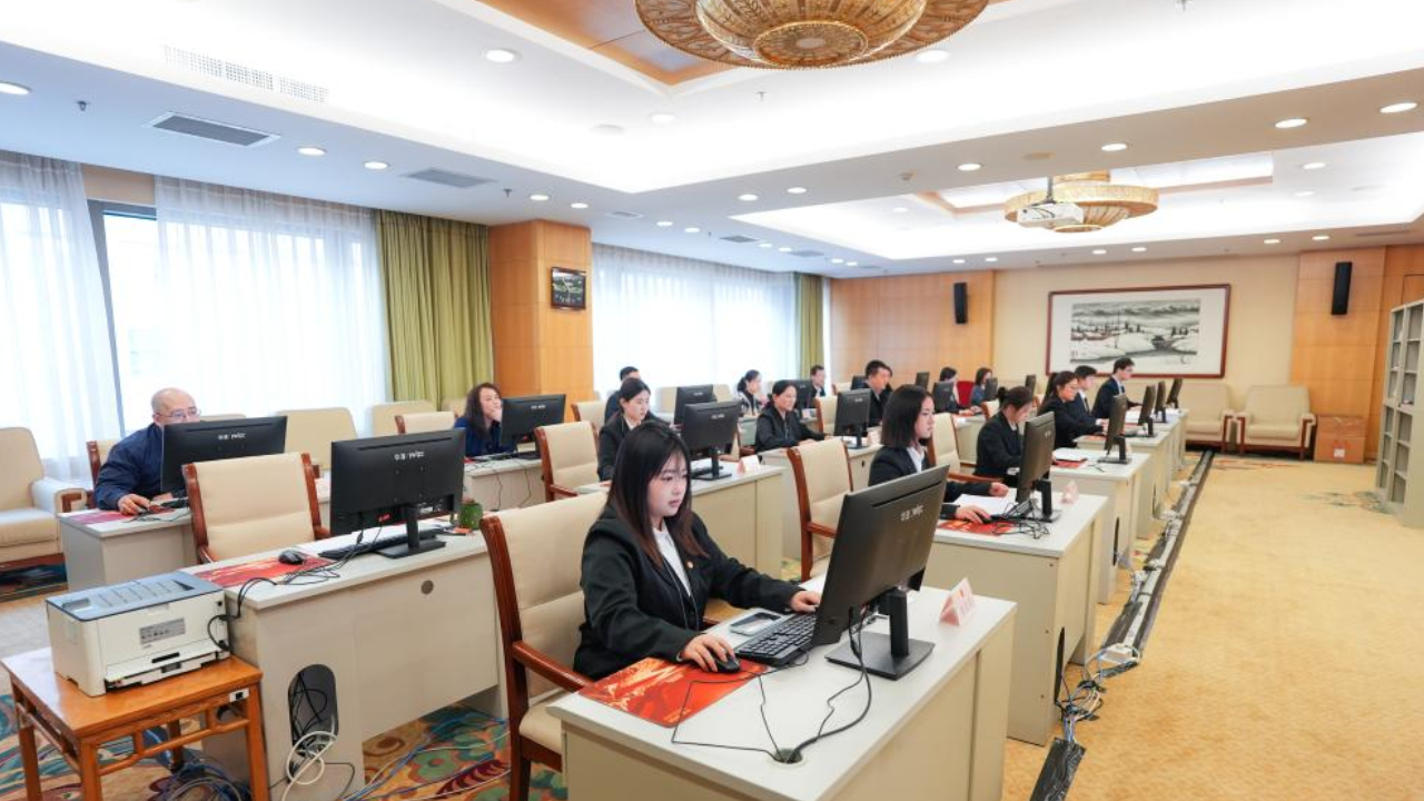 十四届全国人大四次会议收到代表议案226件