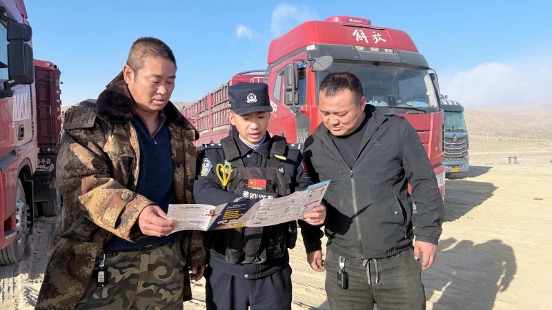 新疆克州边境管理支队恰提铁列克边境派出所：开工第一课 普法护平安