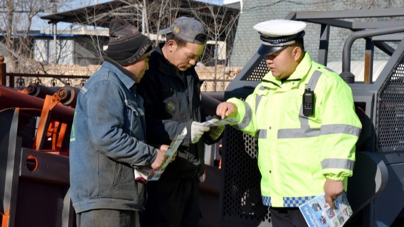 拧紧春耕“安全阀”——新疆霍尔果斯市公安局交警持续开展农机交通安全宣传活动