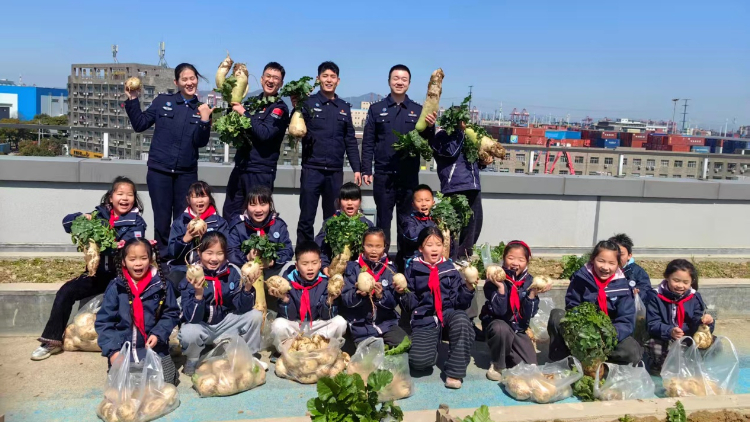 携手添新绿 同心护家园