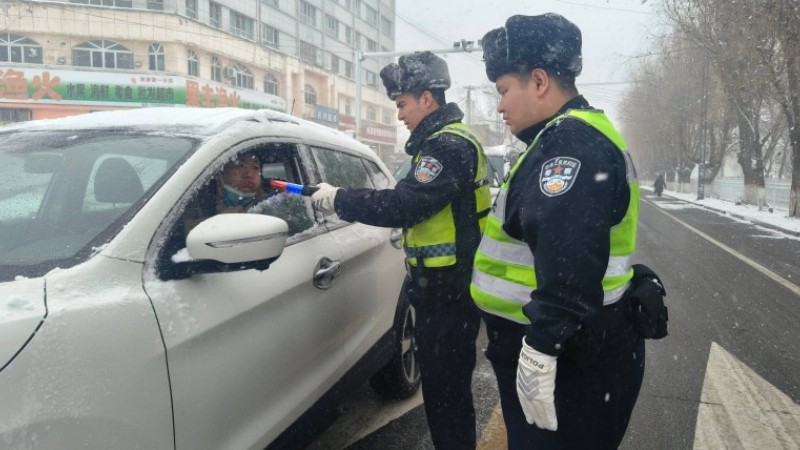 新疆新源县公安局：风雪坚守护平安 逆雪而行筑防线