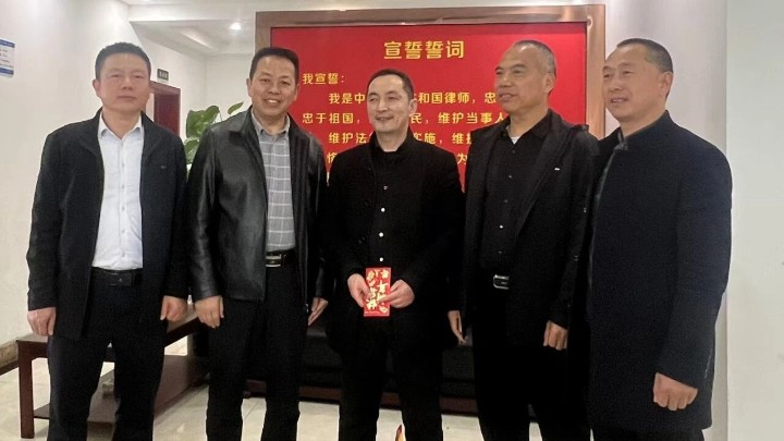 春节送暖 律心向党