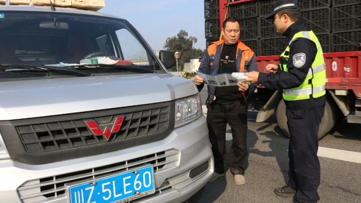 四川省丹棱县全力开展轻型货车“拒绝交通违法”宣传活动