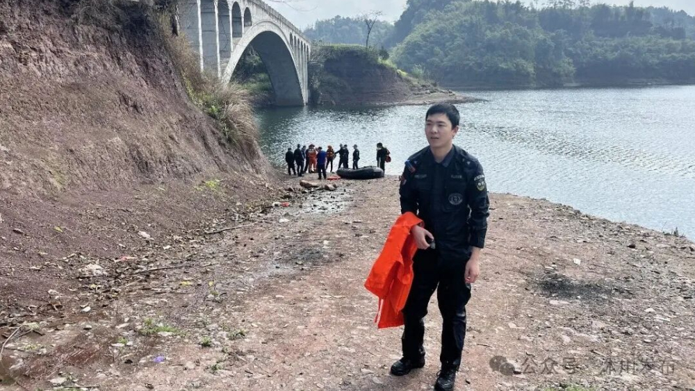 四川沐川特警生死瞬间跃入水库成功挽救轻生男子