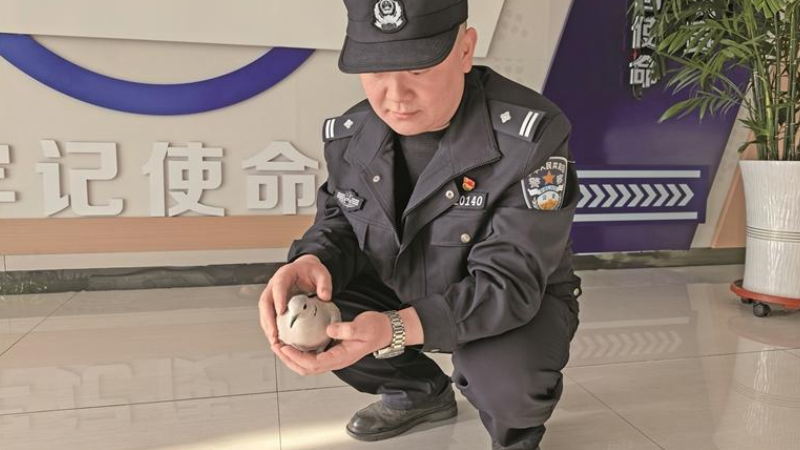 警民联手救助落难“萌禽”