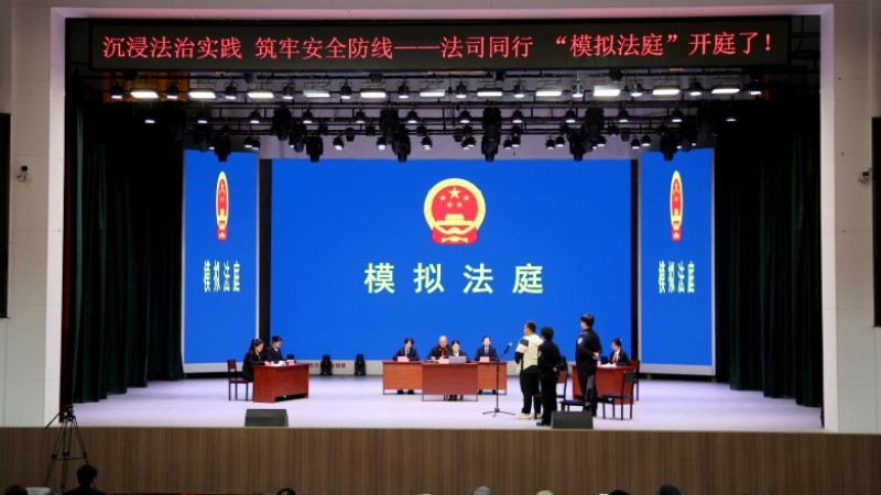 新疆生产建设兵团芳草湖垦区人民法院：模拟法庭进社区 以案释法筑防线