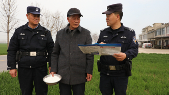 民警深入田间地头踏查禁毒 织密乡村无毒防护网