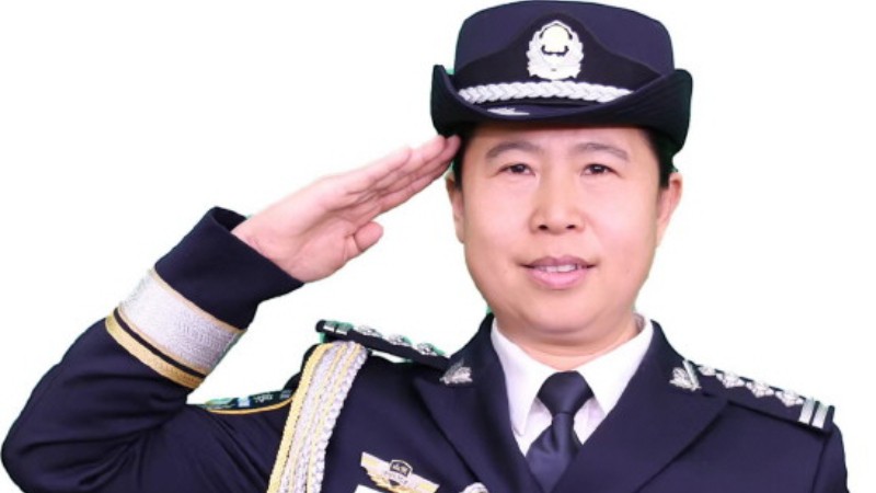 二十一年“钉”在路口，她把平安种进心坎