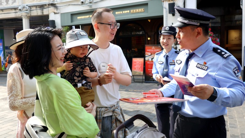 警地联创联建 反走私普法宣传走进海口历史文化名街骑楼老街