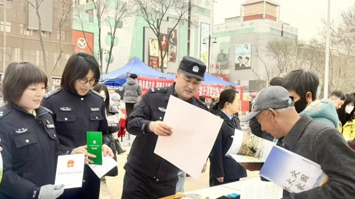 联合普法进广场 共筑消费安全网