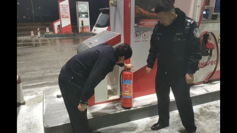 吉林四平公安伊通派出所：民辅警化身“平安使者” 把安全“送”进每一家门店