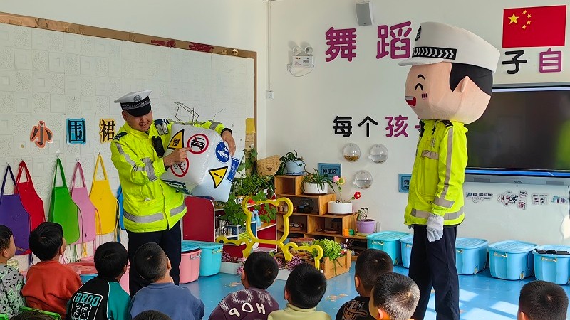 新疆尼勒克县公安局交通管理大队：趣味宣教润童心 安全护航伴成长
