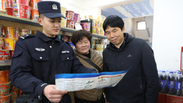 反诈宣传进商超 守护群众“钱袋子”