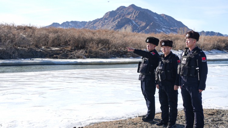 冰河巡护不停步 筑牢水域“安全堤”