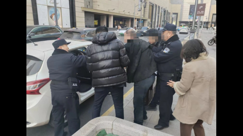 吉林长春朝阳公安民警当街救助醉酒男子