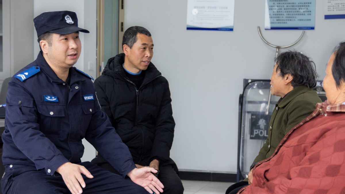 广安市公安局前锋区分局尹欢：扎根帽合村的“五勤”辅警，用脚步绘就乡村平安画卷
