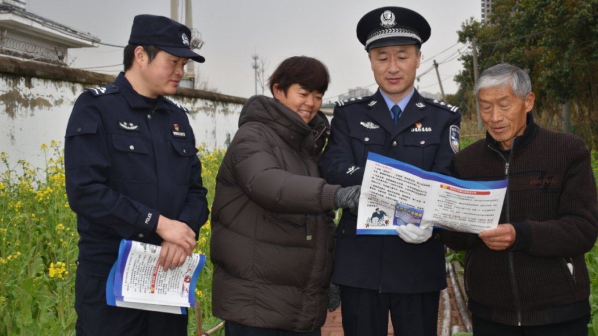 公安局经侦大队把普法课堂搬进田间地头
