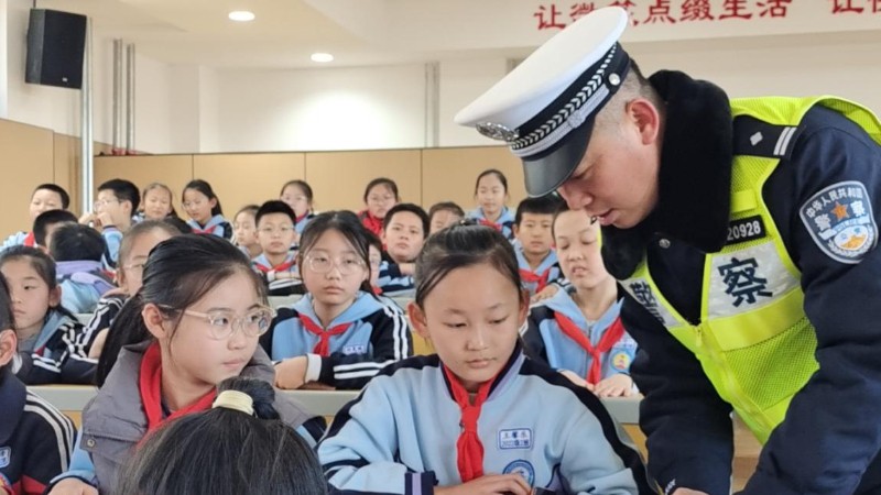 “警”伴童年，安全“童”行——大同交管八大队邀请支队宣讲团为区实验小学送上“安全礼”