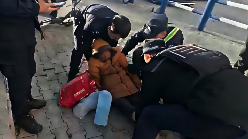 暖心一幕！新疆伊宁市公安局民警快速救助晕倒群众获称赞
