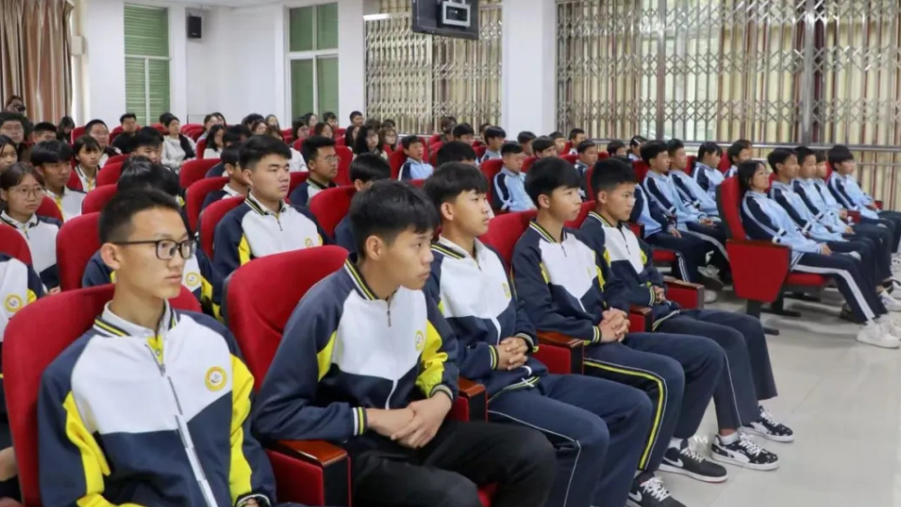 庭审现场变“课堂”，百余名学生“沉浸式”接受禁毒教育