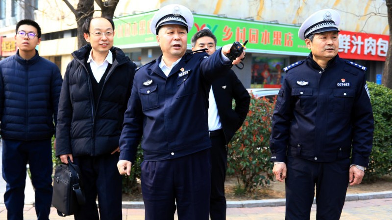 增设非机动车集中停放区，济南交警多措并举提升道德新路通行秩序