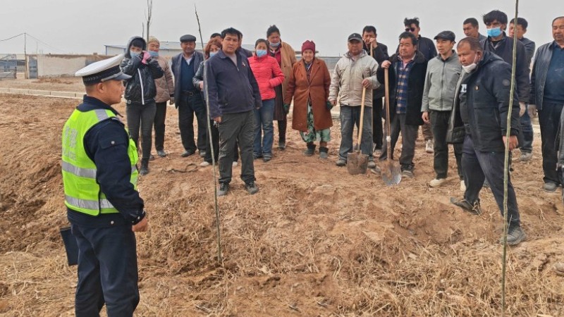 新疆库车市公安局乌恰镇派出所把交通安全知识送到田间地头