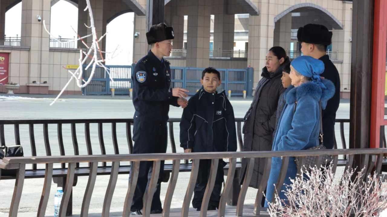 民警走村串户宣讲全国“两会”精神