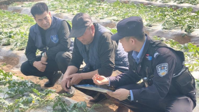 灵武公安“田间警务”入村来
