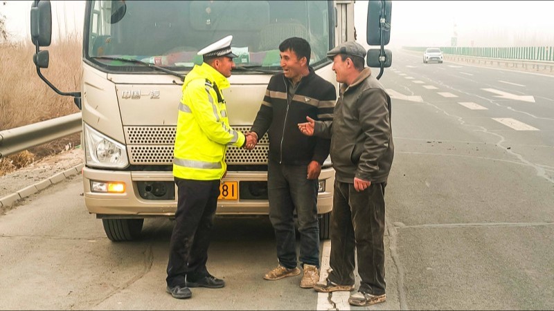 高速公路惊现“在逃”黄牛！新疆伽师县公安局交警徒步6公里暖心护航保畅通