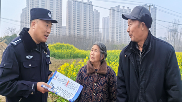 反诈宣传进田间 守护农村老人“钱袋子”