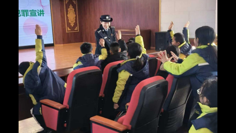 吉林双辽公安那木派出所：当警花姐姐带着“安全锦囊”走进校园 春天的安全感拉满