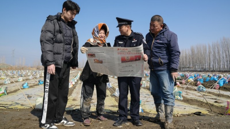 新疆乌苏市公安局把两会精神送到群众身边