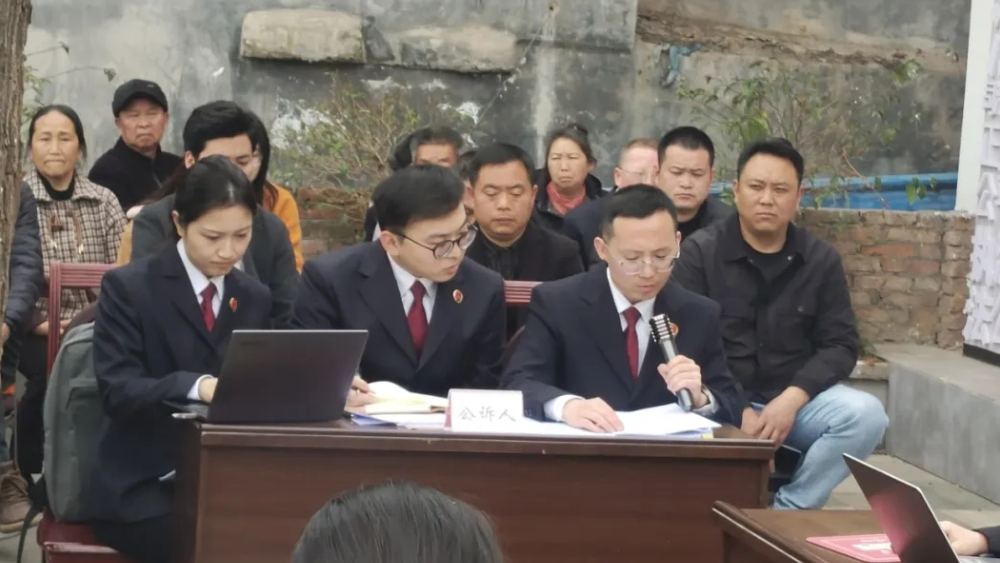公开庭审进村社 以案释法鸣警钟丨为蝇头小利充当“背债人”？ 这种“快钱”赚不得