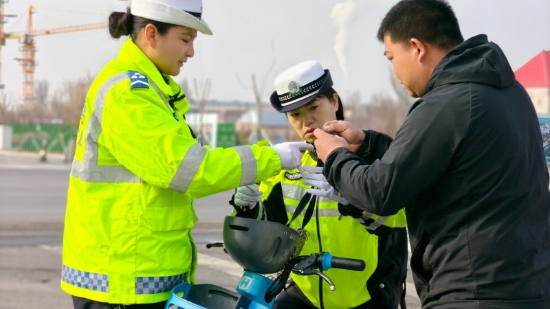 新疆伊宁县交警为共享电车加上“安全锁”