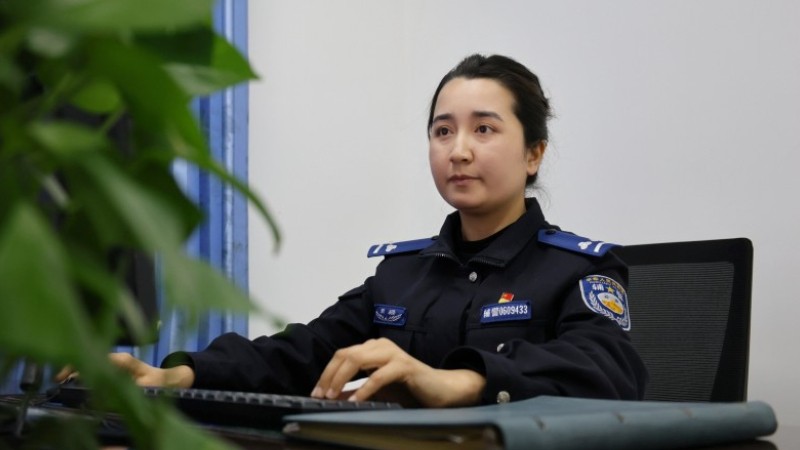 把根扎进泥土 把枝叶伸向天空——记新疆伊宁县公安局女警地力娜·赛付丁
