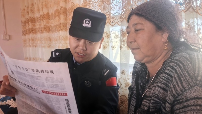 新疆伊犁边境管理支队孙扎齐牛录边境派出所：入户走访传“两会”佳音 警民共话暖民心