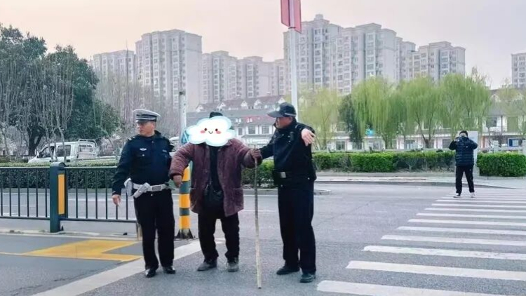 车流险境中伸援手 救助八旬走失老人