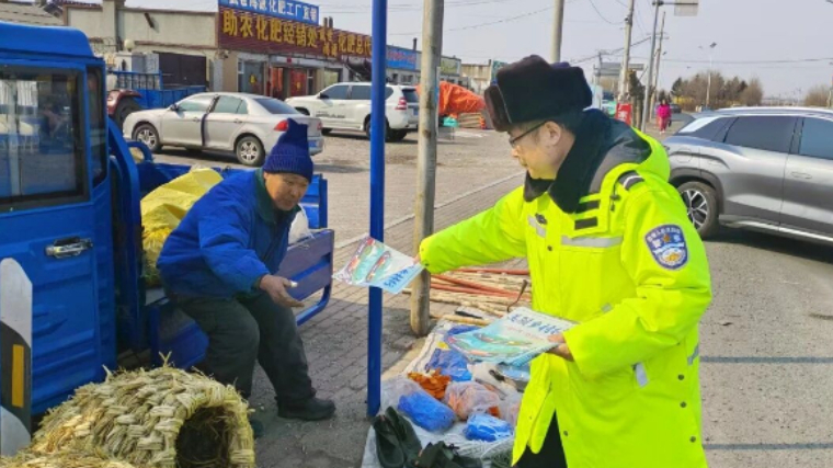 吉林长春交警播撒春耕“平安种” 让交通安全在乡间小路“生根发芽”