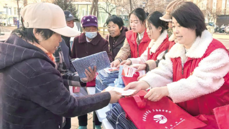 滦平县司法局工作人员走进中兴路街道鑫城社区开展妇女权益保护专题法治宣传
