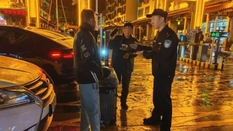 暴雨夜温情守护 铁警暖心救助醉酒旅客
