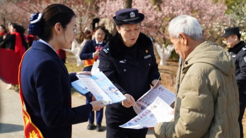 青岛李沧：以藏蓝守护“花漾梅好”