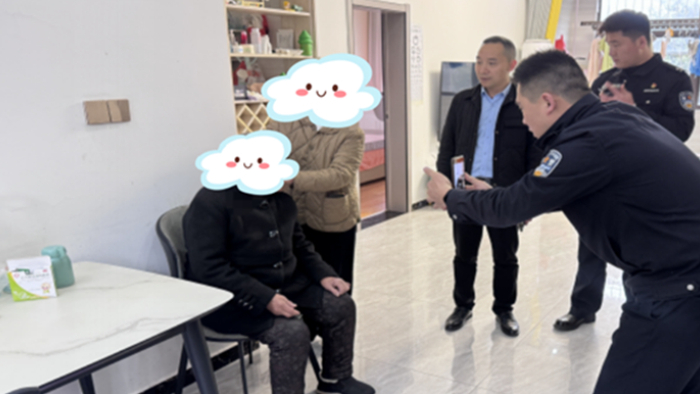 上门办证暖民心 贴心服务护夕阳